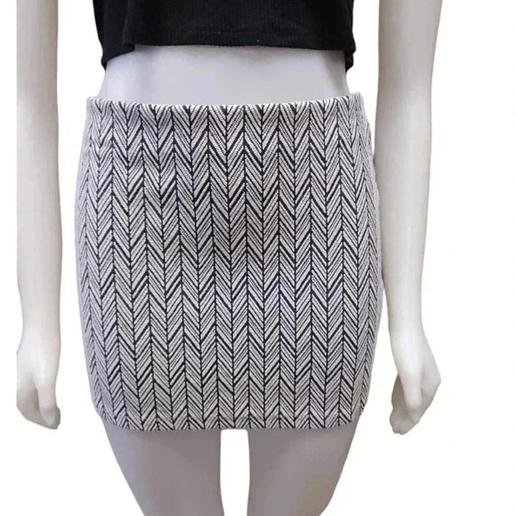 Zara Trafaluc Black & White  Herringbone Stretch Skirt Size Small - Picture 1 of 8